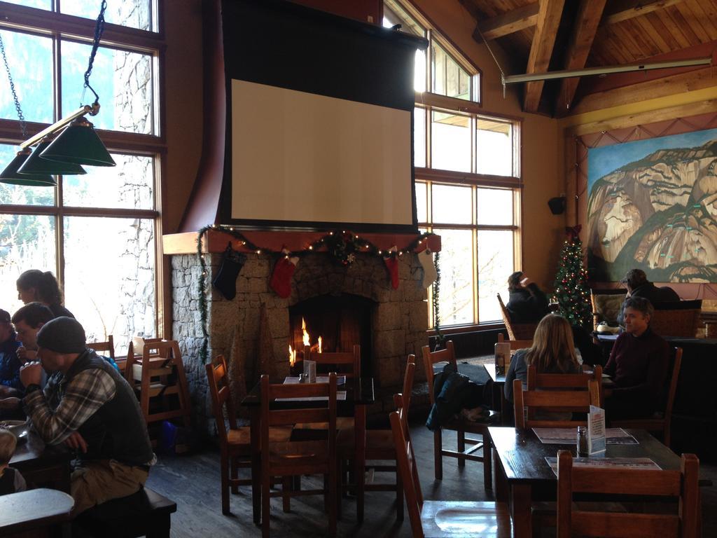 Howe Sound Inn & Brewing Company Squamish Bagian luar foto