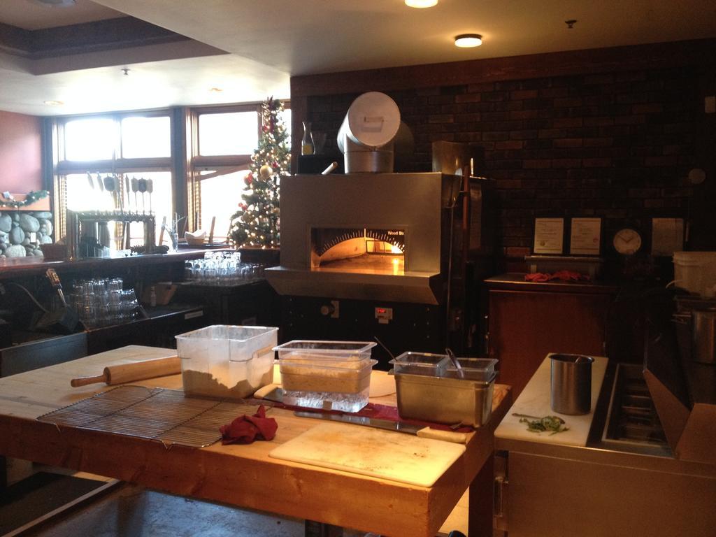 Howe Sound Inn & Brewing Company Squamish Bagian luar foto