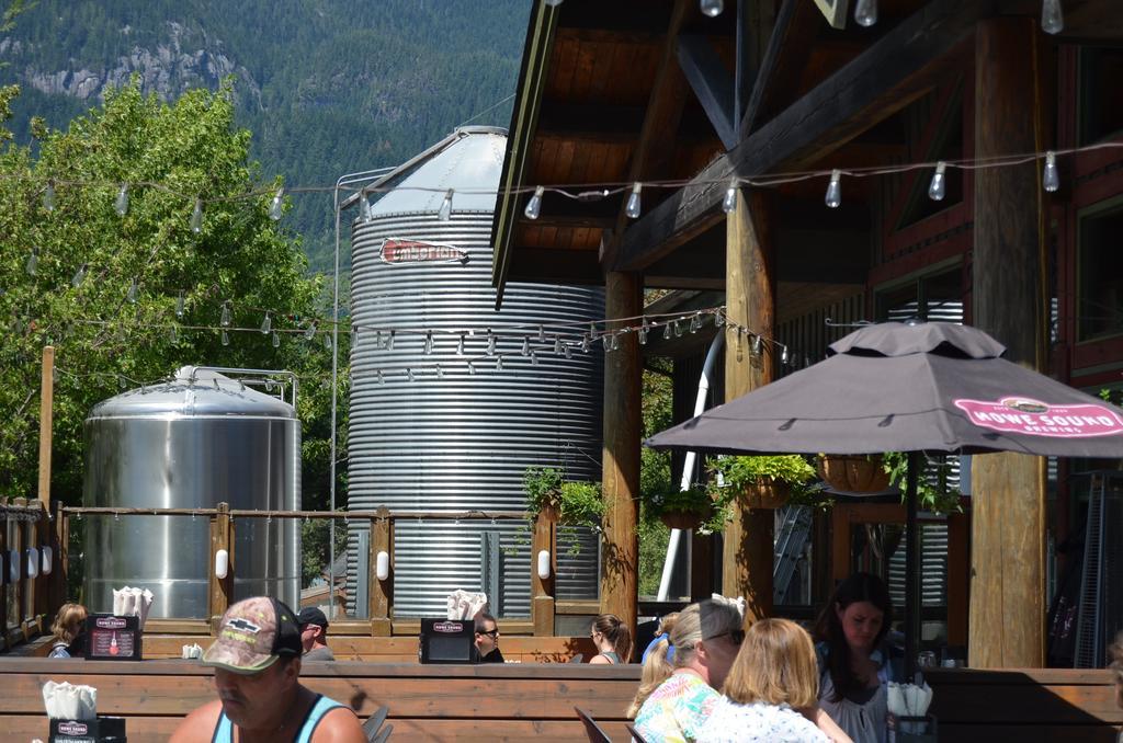 Howe Sound Inn & Brewing Company Squamish Bagian luar foto