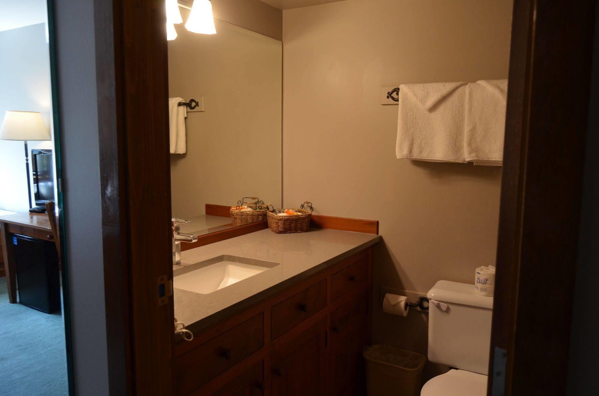 Howe Sound Inn & Brewing Company Squamish Bagian luar foto
