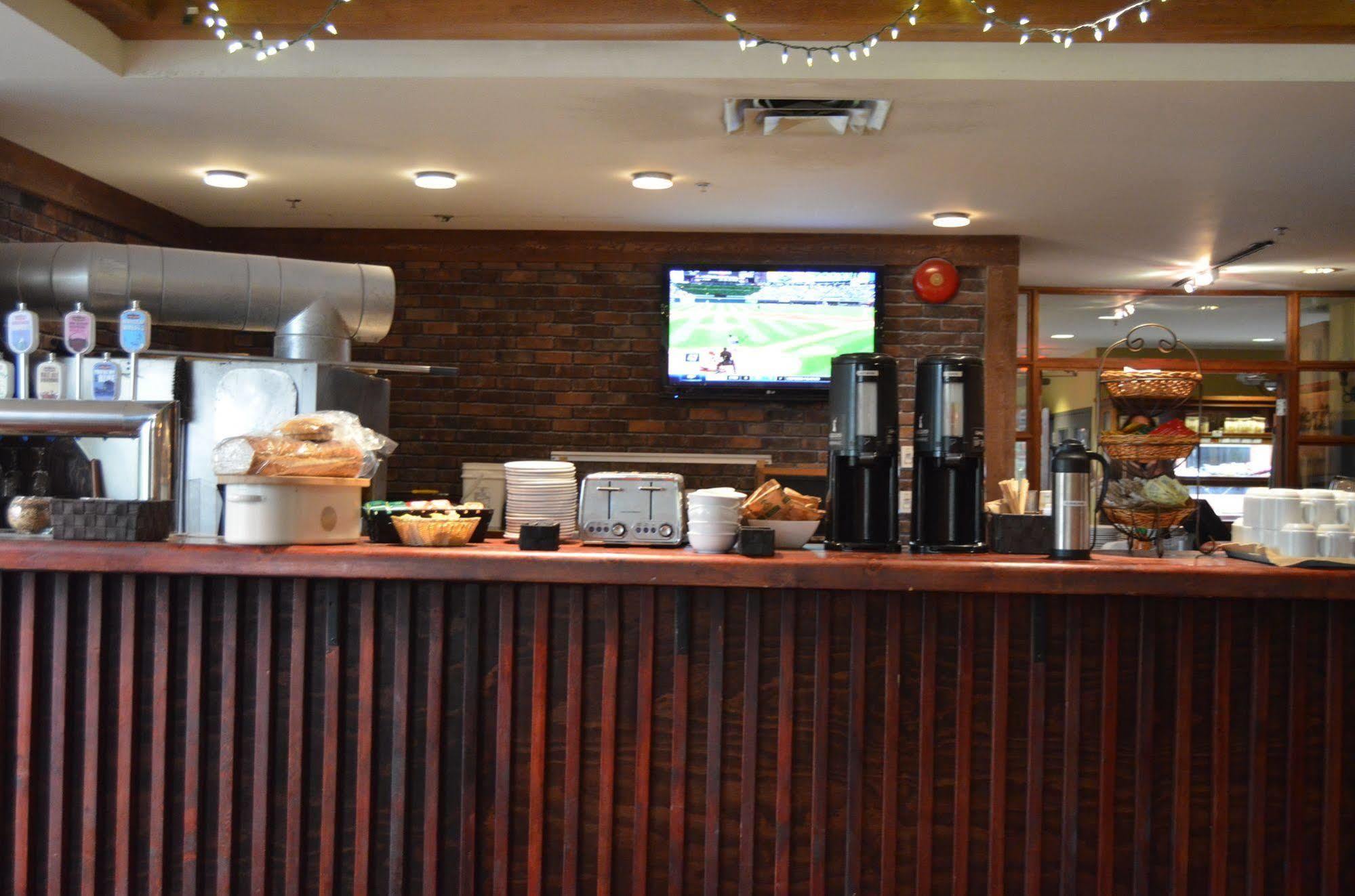 Howe Sound Inn & Brewing Company Squamish Bagian luar foto
